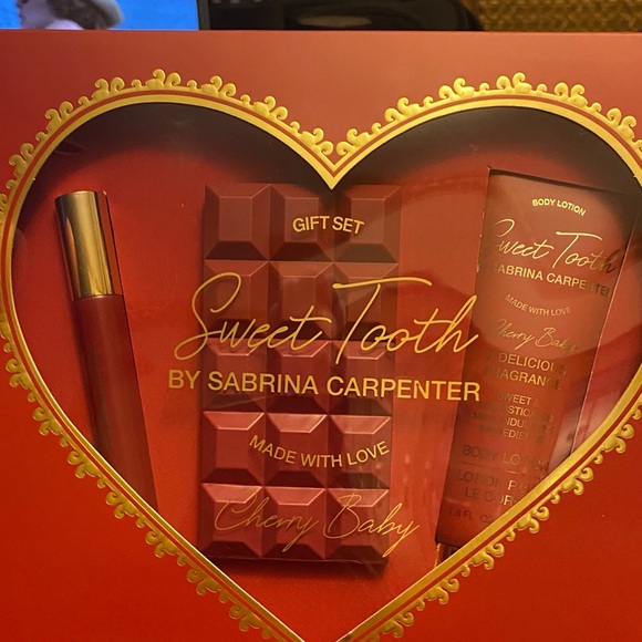 Sweet Tooth by Sabrina Carpenter Gift Set - Cherry Red - Picture 7 of 7